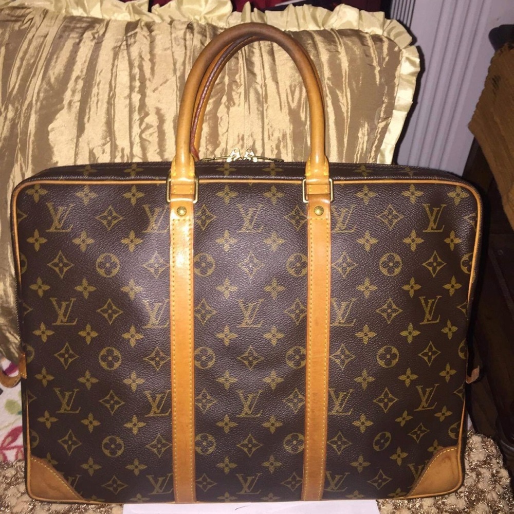 Two day sale!💥 Authentic LV laptop/ messenger bag
